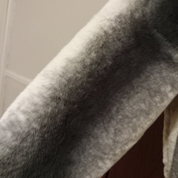 White and gray faux fur coat - Picture 4 of 4